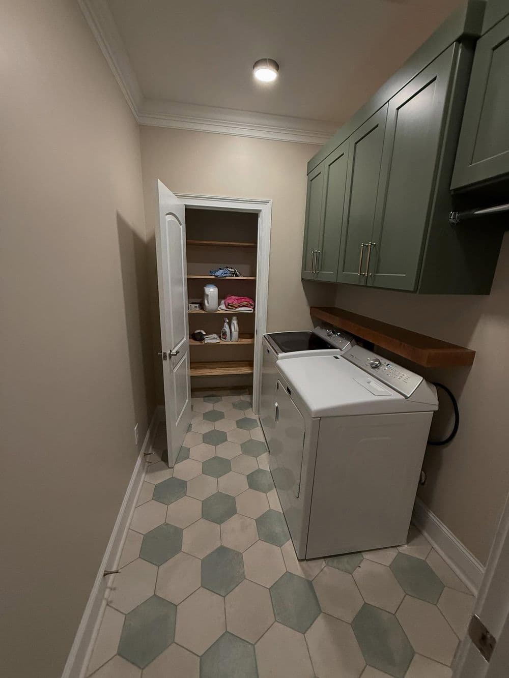 Gallery photos for Laundry Room Tile Installation: Image #5